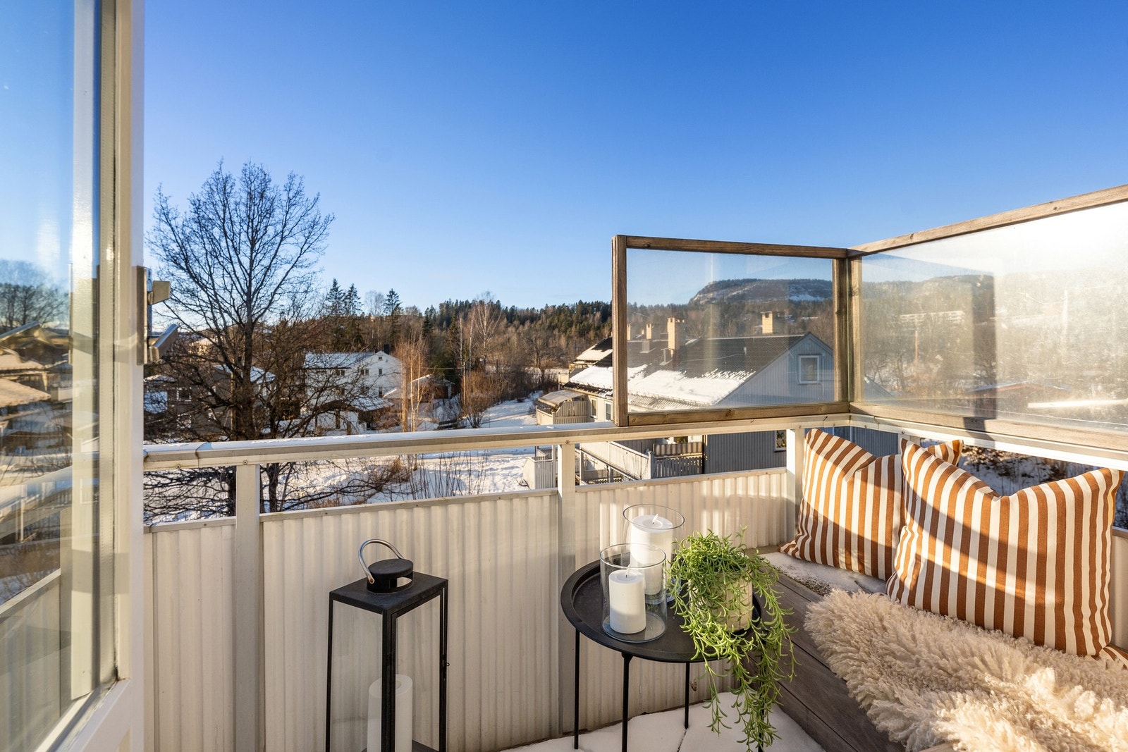 En flott leilighet over to plan, med solrik balkong og parkering i sameiet Galleribilde