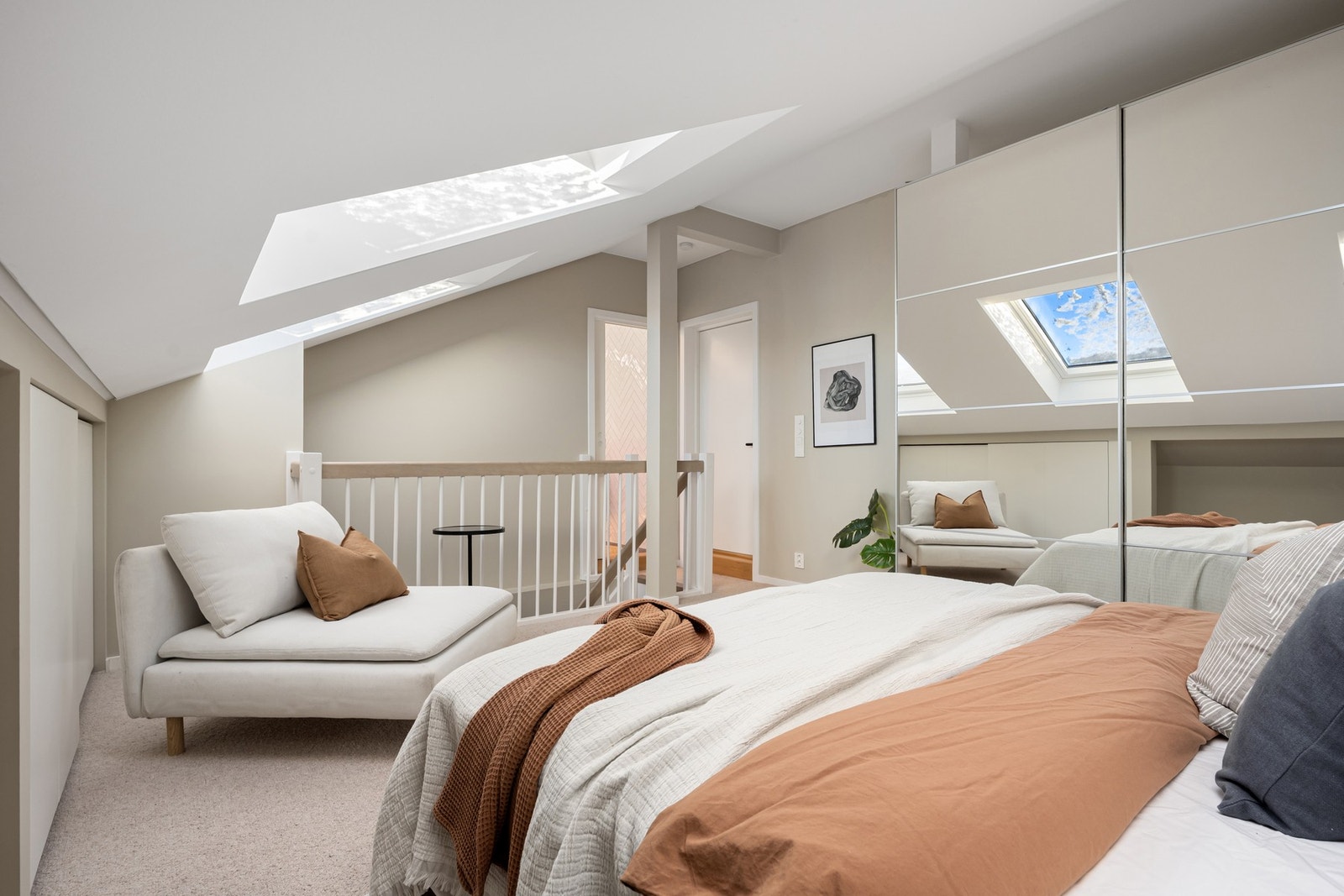 Stor og lys loftstue (eller master soverom), med meget god takhøyde og lysforhold Galleribilde