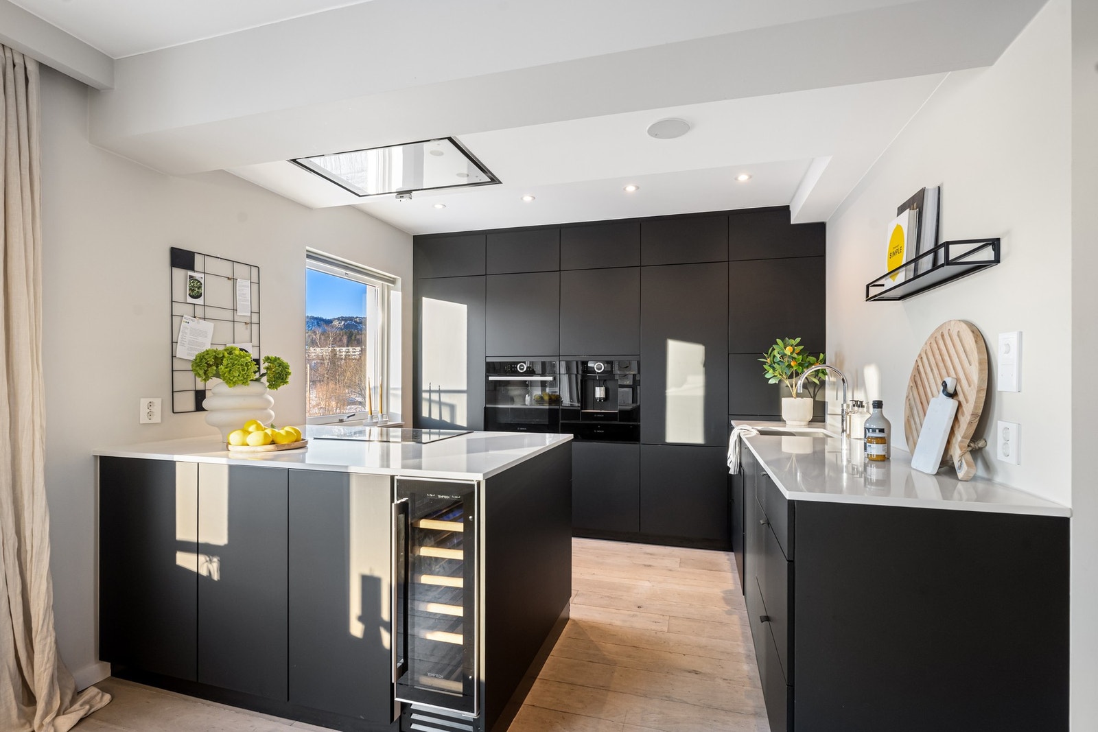 Kvik kjøkken fra 2019 med integrerte hvitevarer Galleribilde