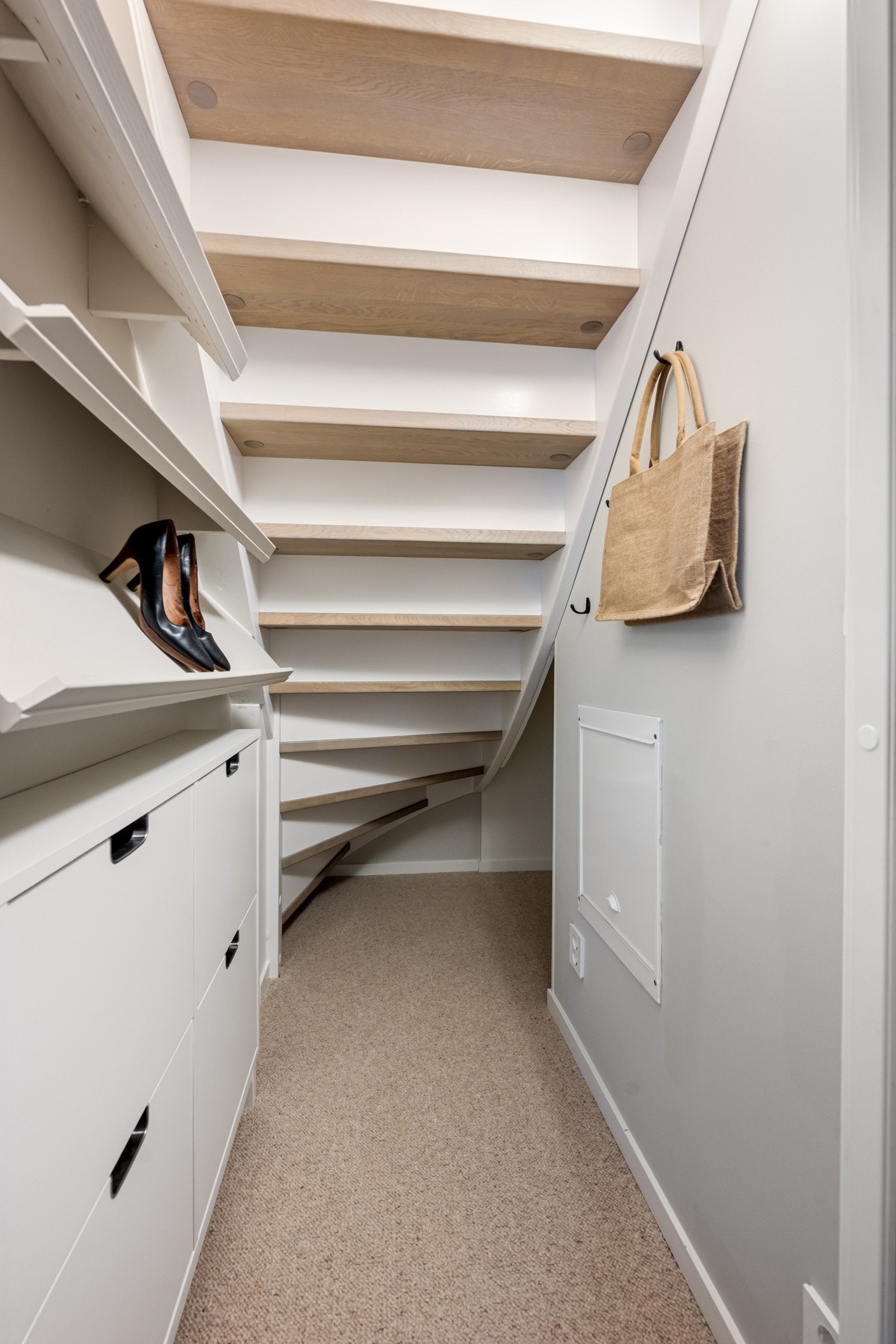 Under trappen er det laget smart garderobeløsning Galleribilde