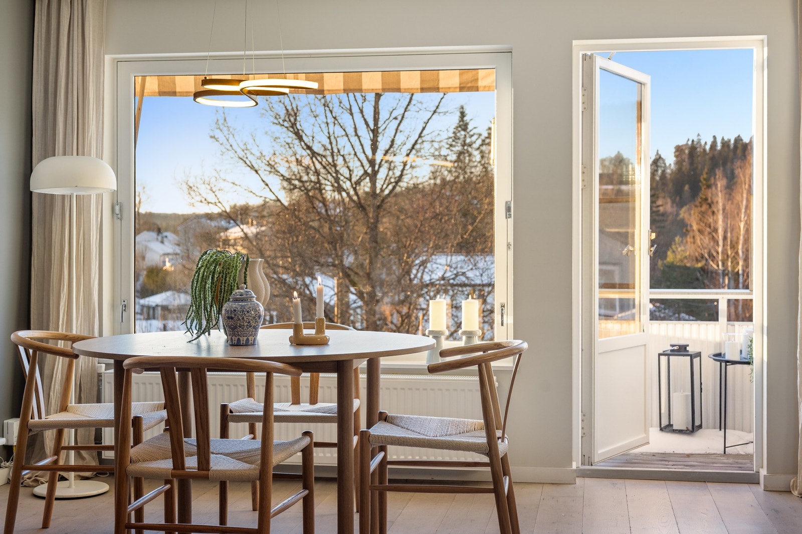 Boligen er pent pusset opp, og har bygget ut loftsarealet over, slik at man får en særegen bolig Galleribilde