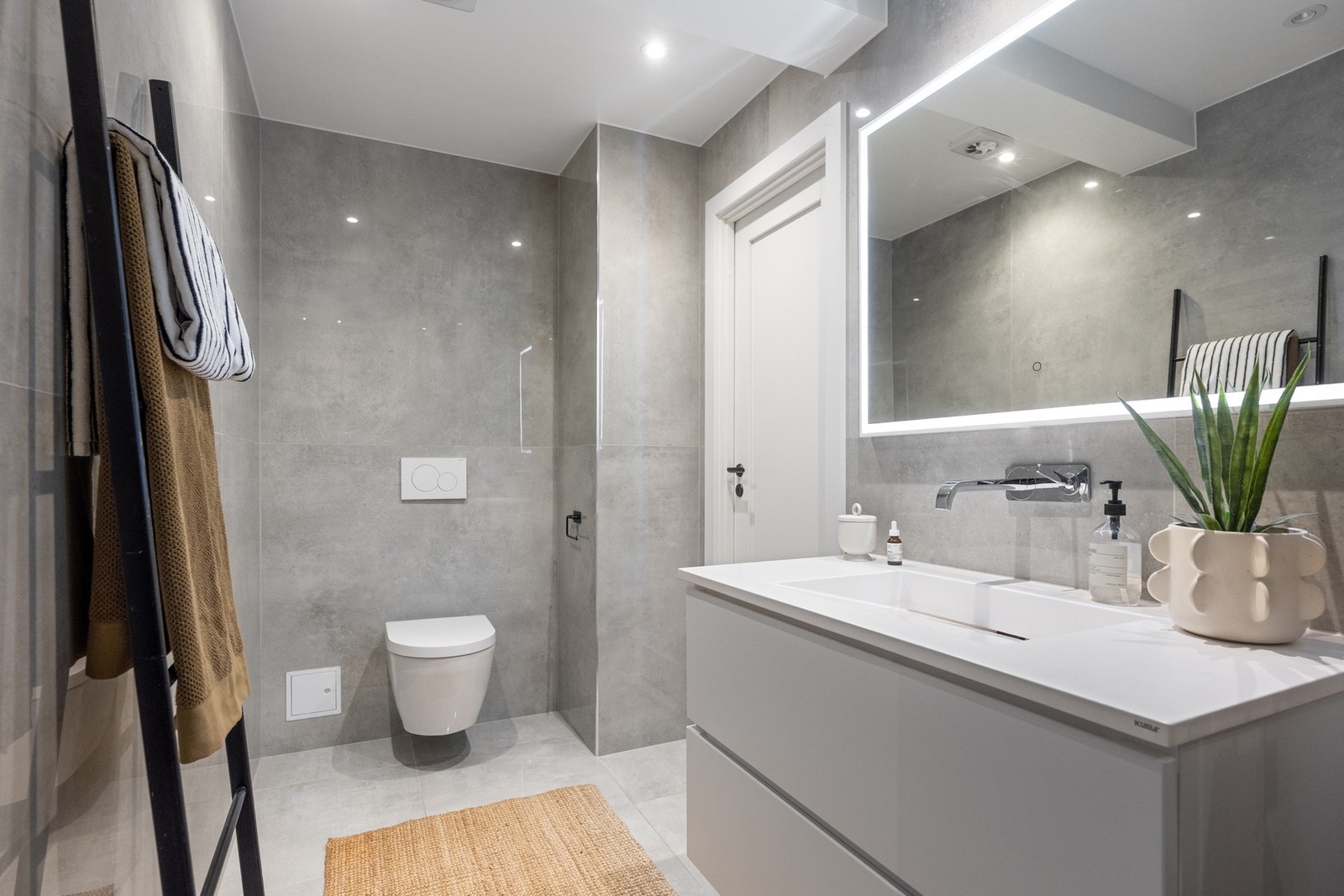 Boligen har to bad, ett i hver etasje. Badet i 3. etasje er fra 2020 og holder pen og god standard Galleribilde