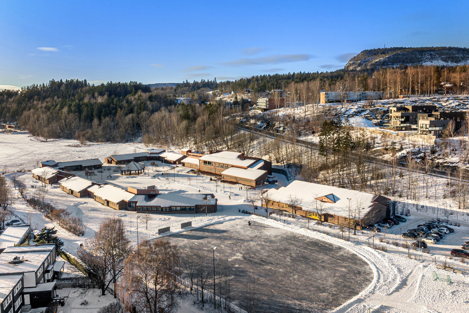 Løkeberg barneskole ligger kun ca. 200 meter unna Galleribilde