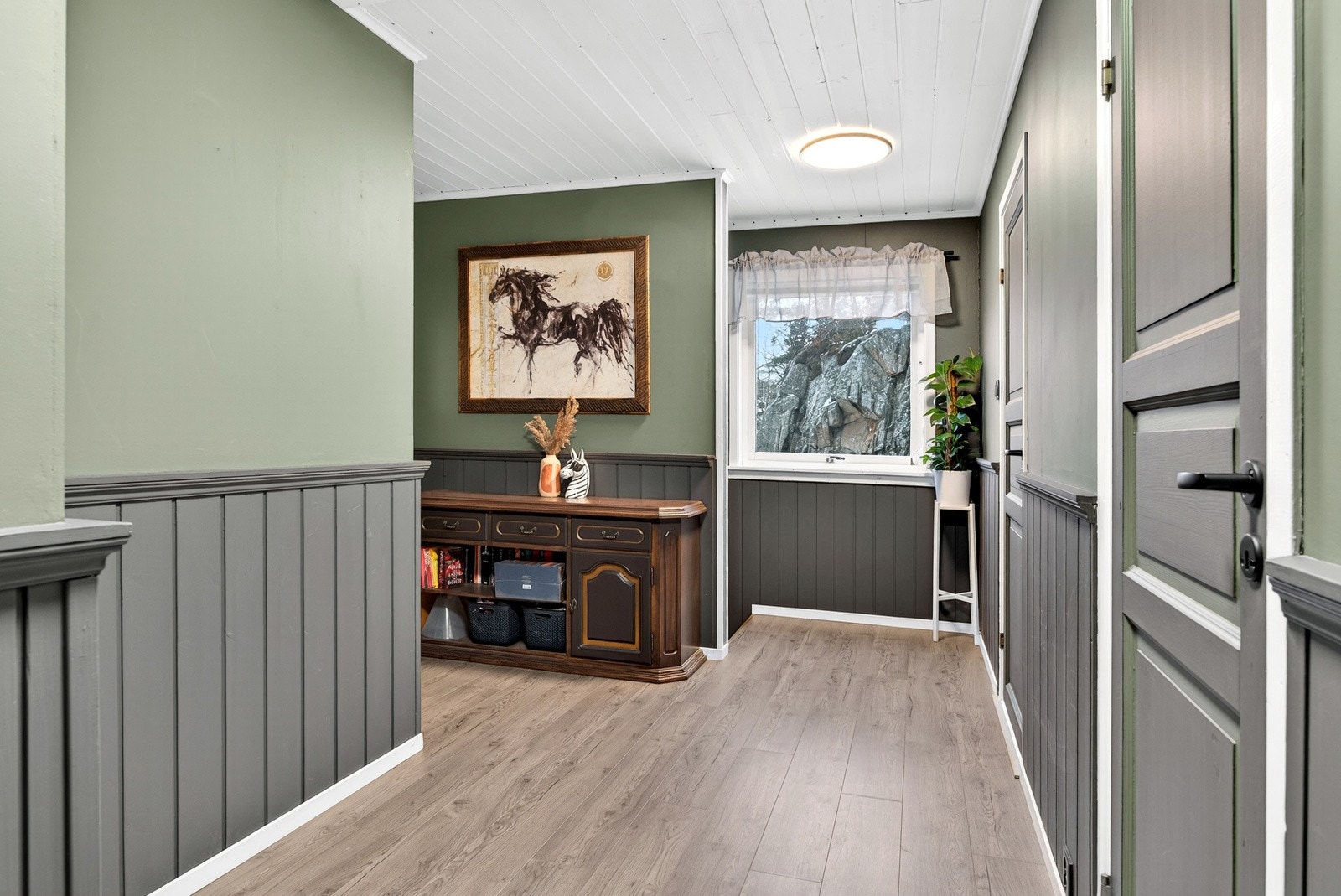 Gangen mot trappen ned til entré og inngangsparti. Galleribilde