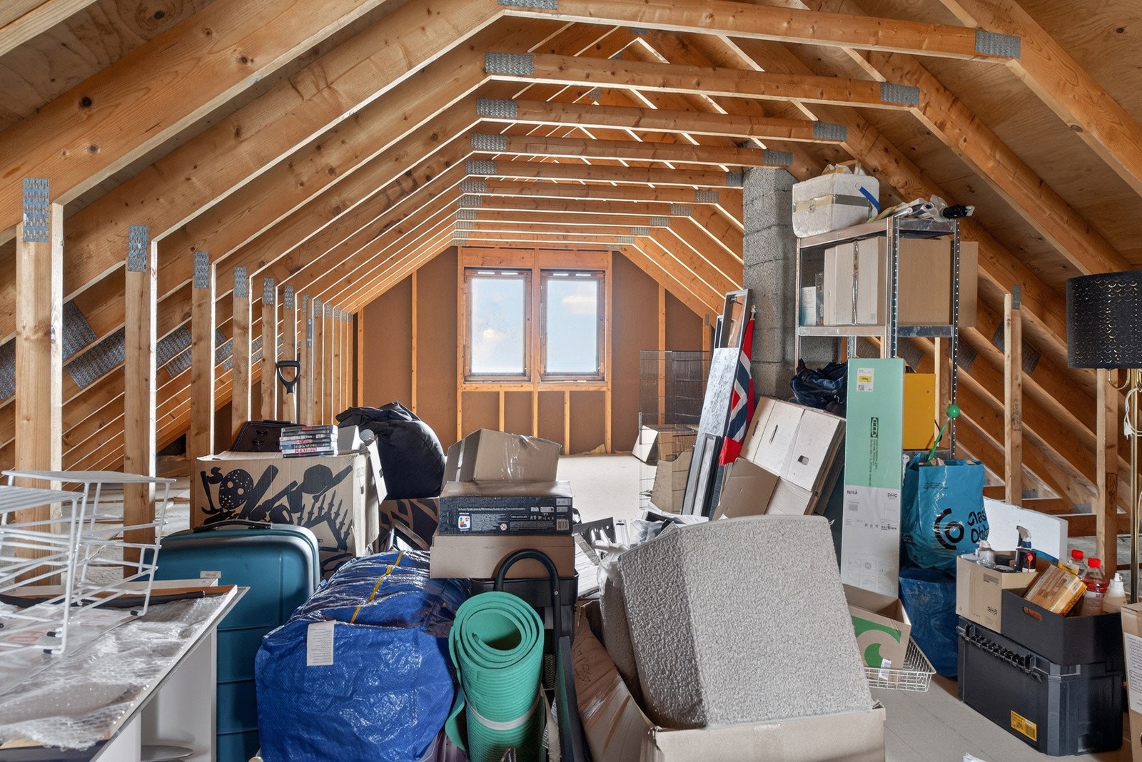 Loftet er brukt til oppbevaring, men her er det mulighet for å sette opp trapp og innrede - se forslag neste bilde. Galleribilde