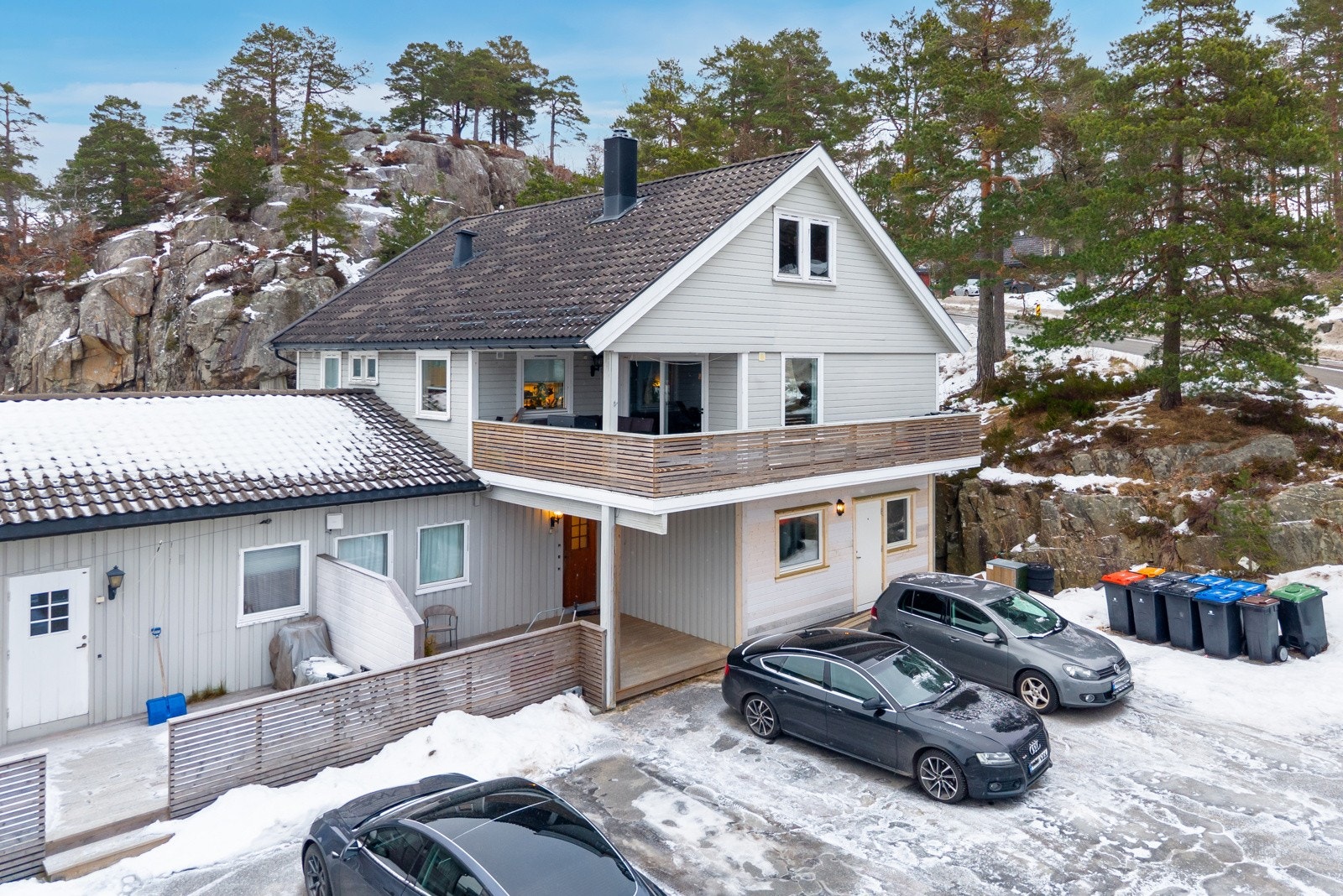 Leiligheten har inngang i 1 etasje, alle oppholdsrom i 2 etasje samt uinnredet loft. En innholdsrik bolig med fine muligheter! Galleribilde