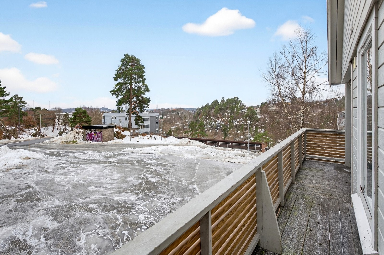 Fra terrassen og mot felles tomt og parkering. Galleribilde