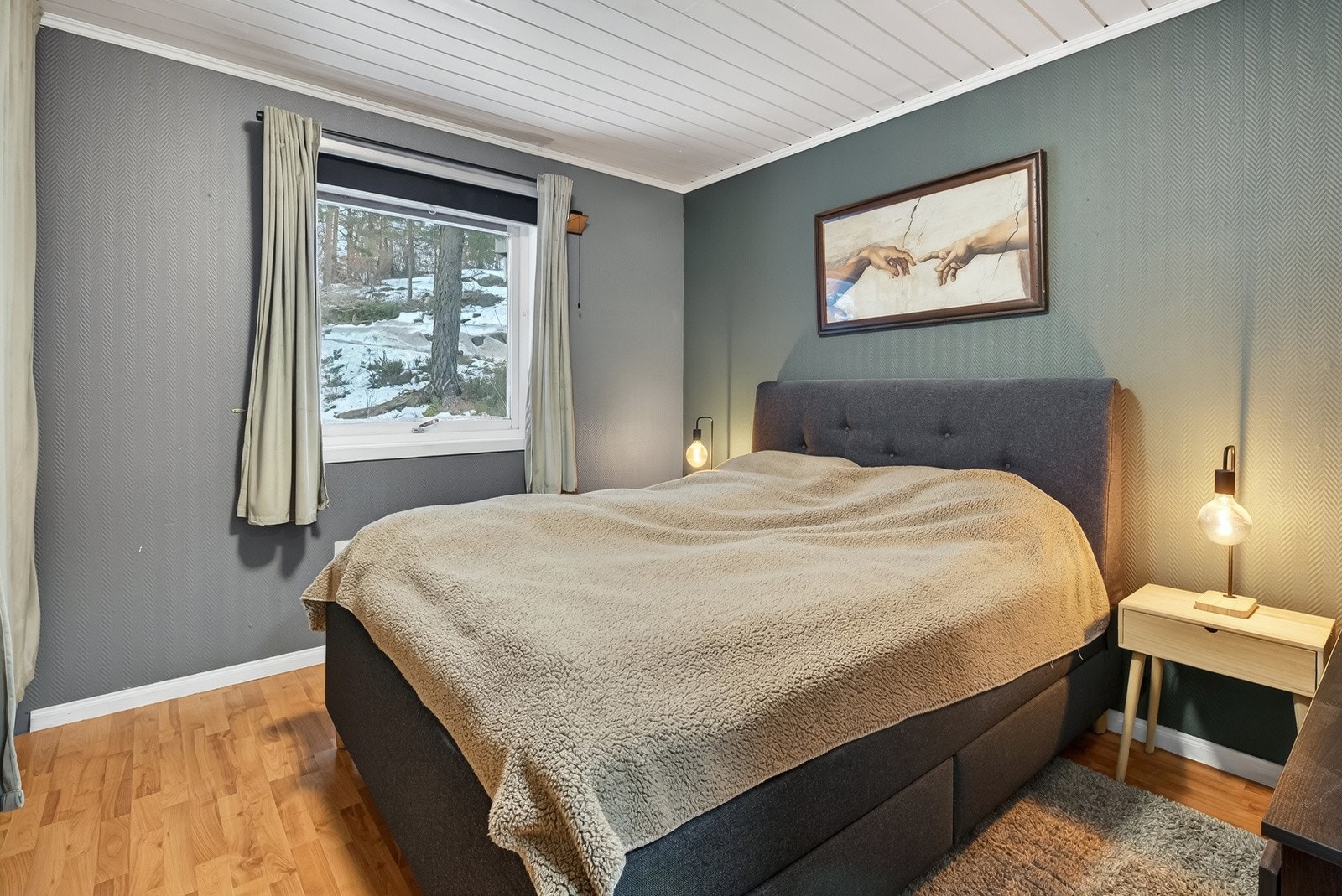 Hovedsoverommet har plass til dobbeltseng med nattbord på hver side. Galleribilde