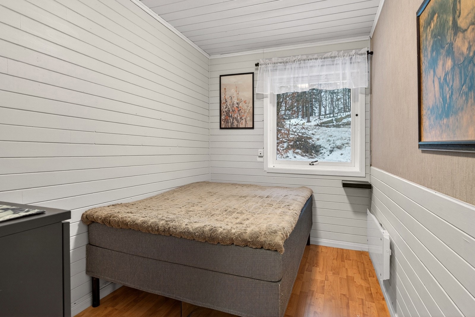 Soverom 2 er også i fin størrelse med plass til både dobbeltseng og klesoppbevaring. Galleribilde