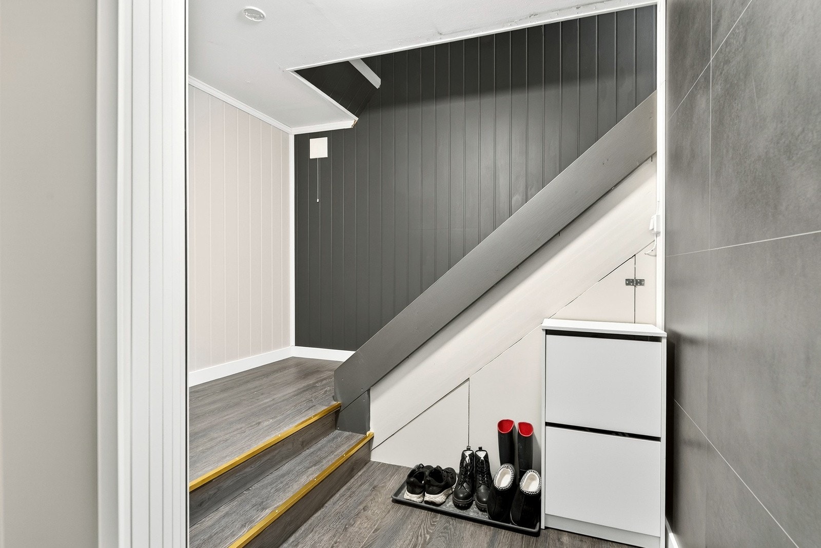 Entré og trapp opp til andre etasjen. Galleribilde