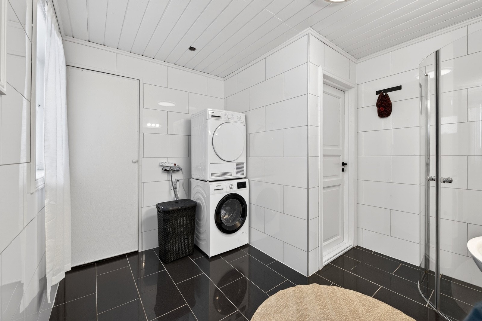 På badet er det opplegg for vaskemaskin, og et lite bodrom i bakkant. Galleribilde