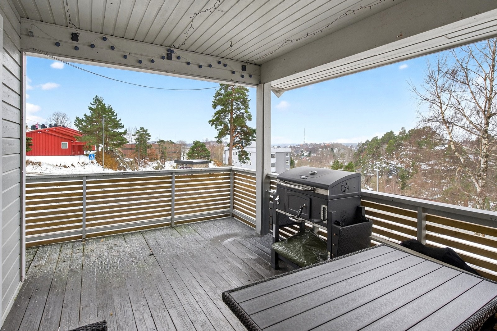 Usjenert terrasse med overbygg som kan brukes hele året - her er det plass til både sittegruppe og grill. Galleribilde