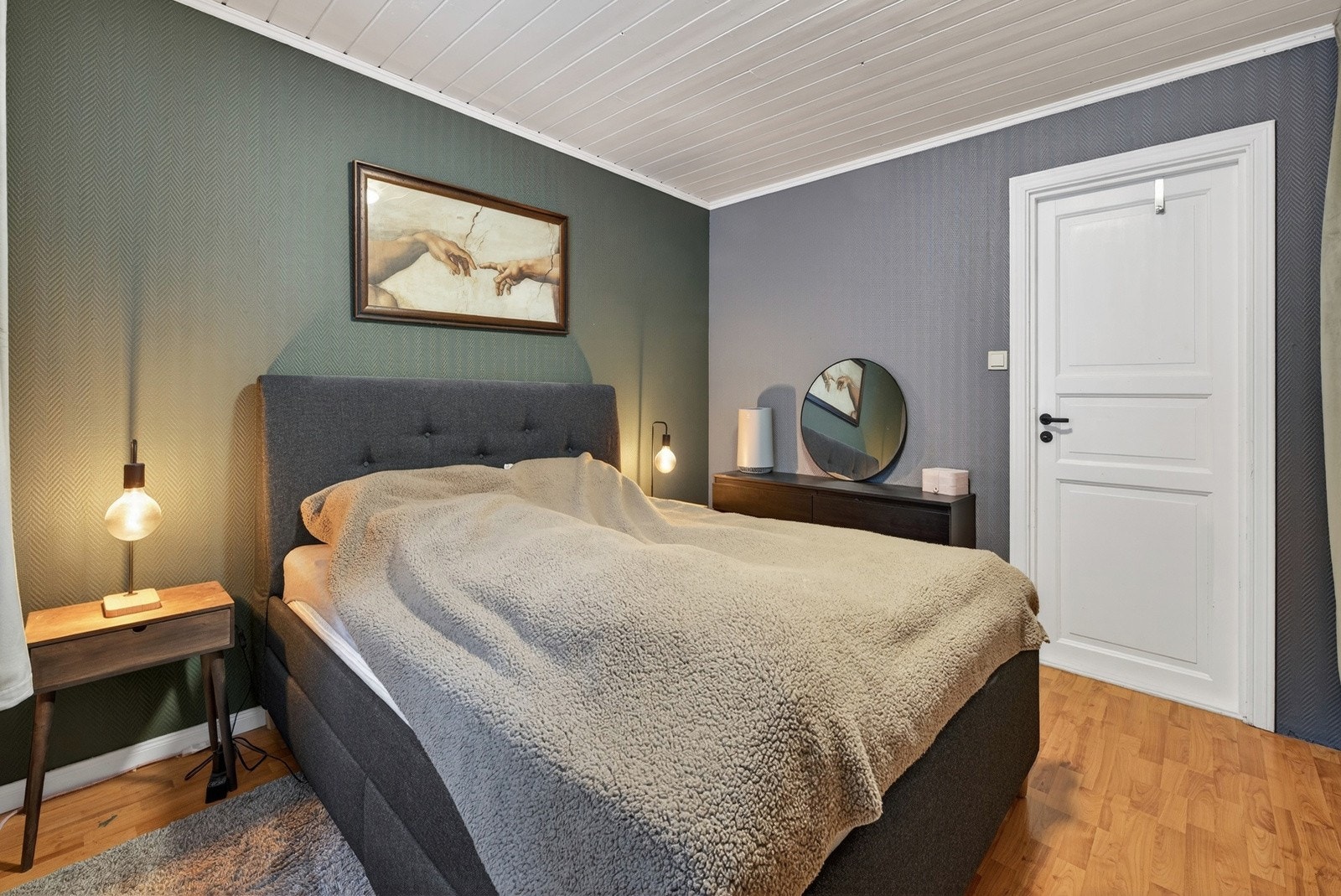 Soverommet er i fin størrelse og har plass til kommode etter skap for klesoppbevaring. Galleribilde