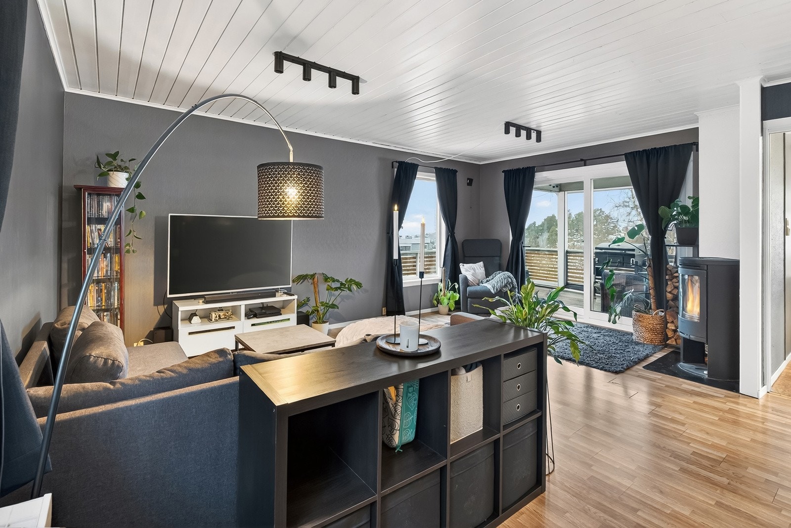 Stuen har gode gulv og veggflater som gir flere fine møbleringsvalg, og utgang til solrik terrasse. Galleribilde