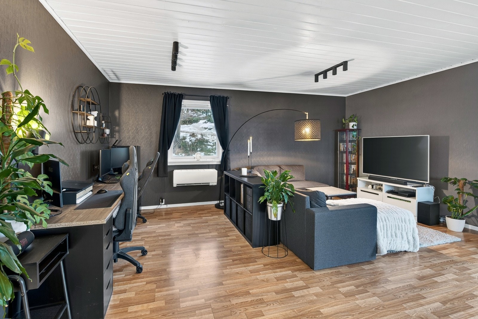 Stuen har også varmepumpe i tillegg til vedovn. Galleribilde