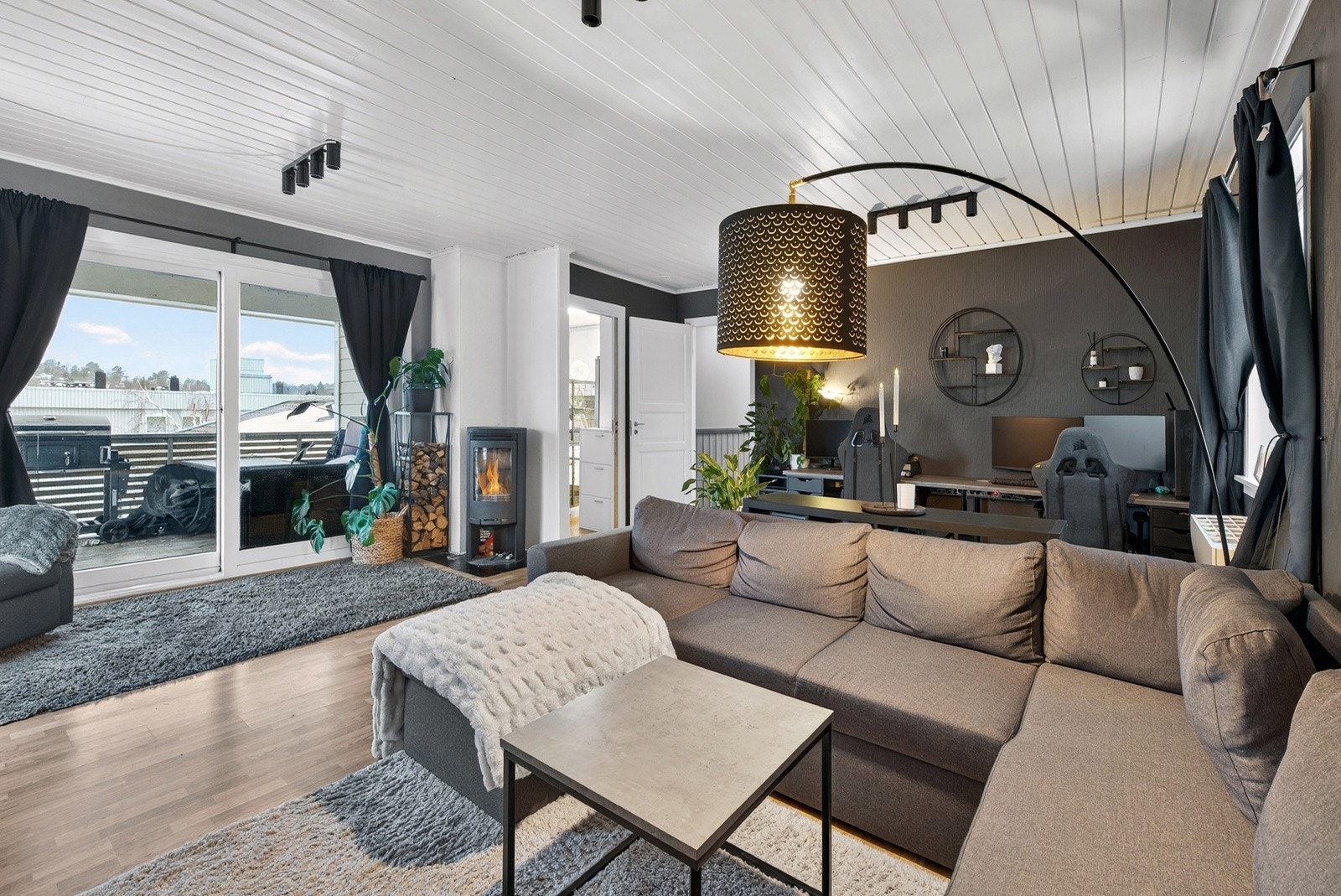 God størrelse på stuen som gjør at man kan møblere stort eller i soner. De store vindusflatene gir rikelig med naturlig lys, og vedovnen varmer godt på kalde dager. Galleribilde