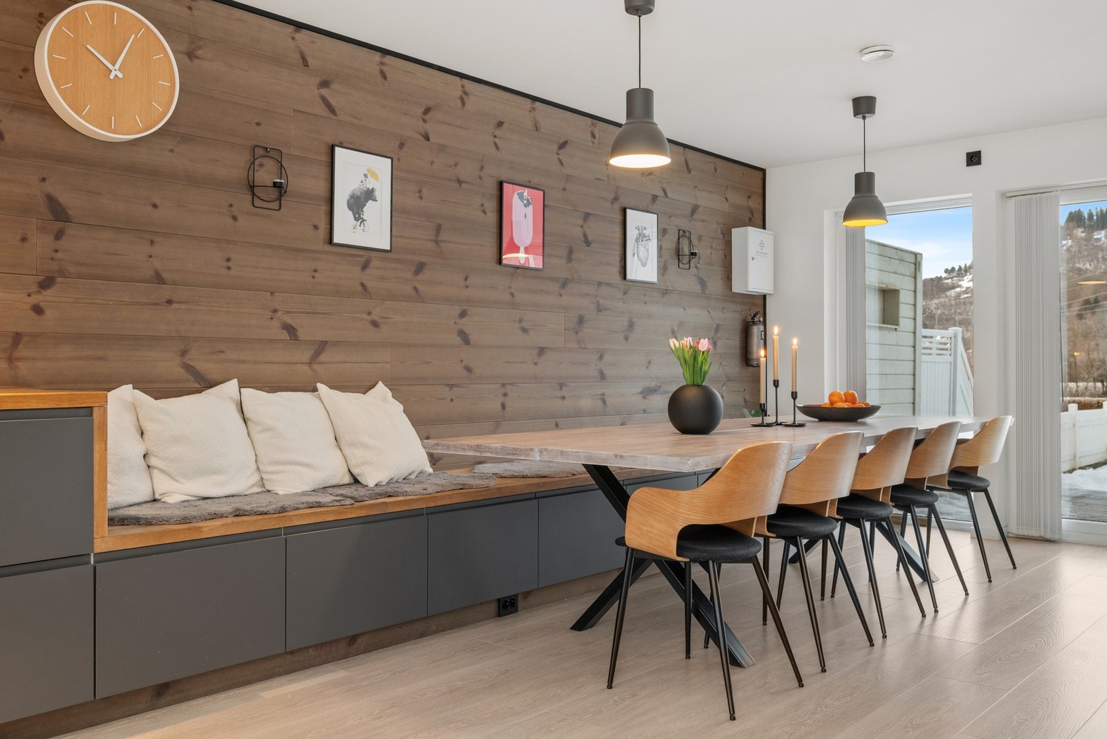 Det er innbygget en lengre benk inn mot spisestuen. Galleribilde