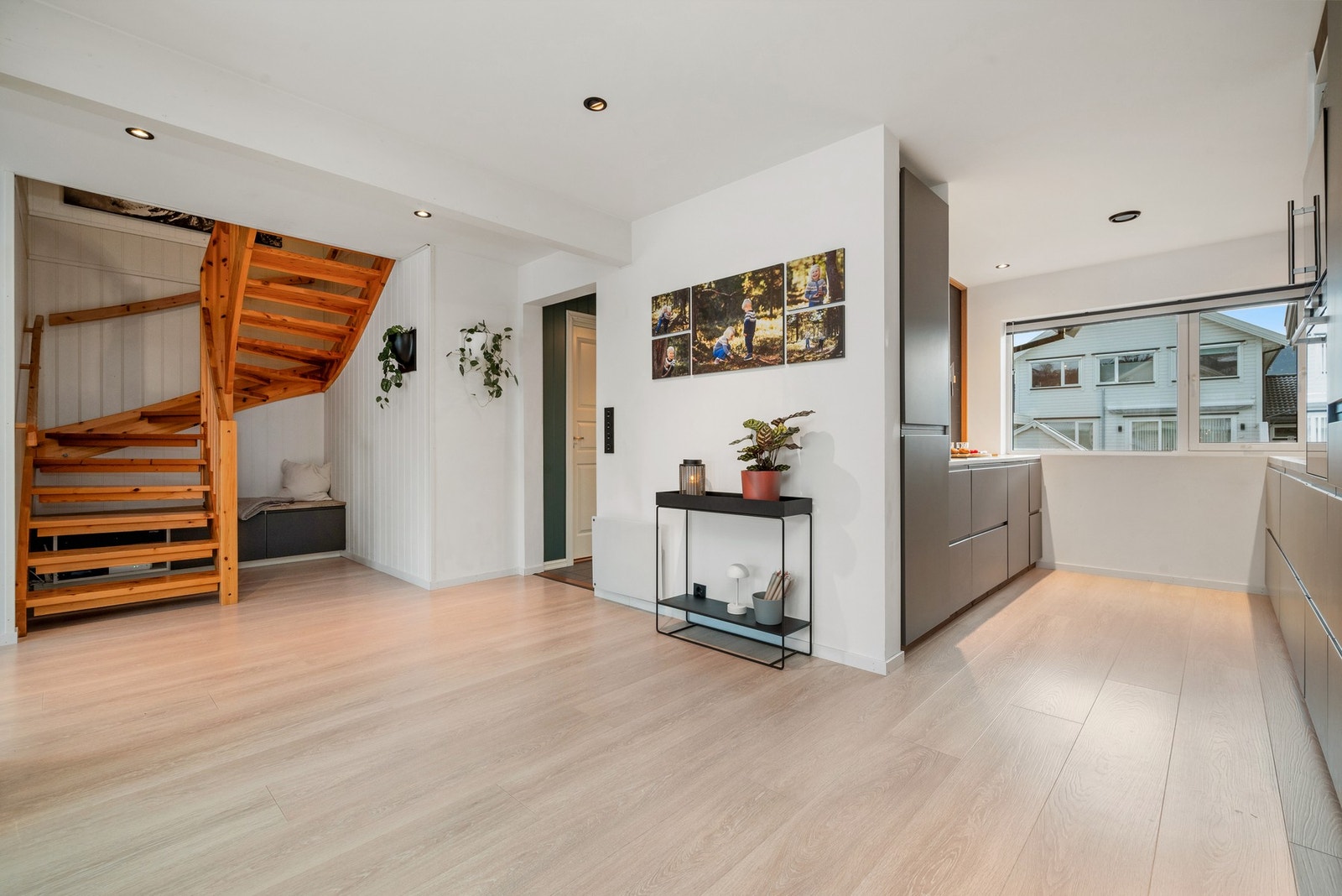 Det er mulighet for lagring/ benk under trapp. Galleribilde