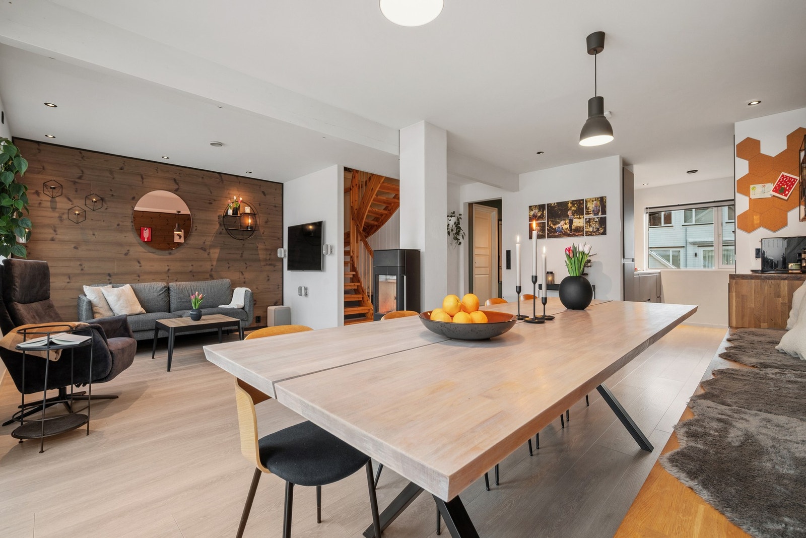 Det er rikelig med plass for stor spisegruppe. Galleribilde