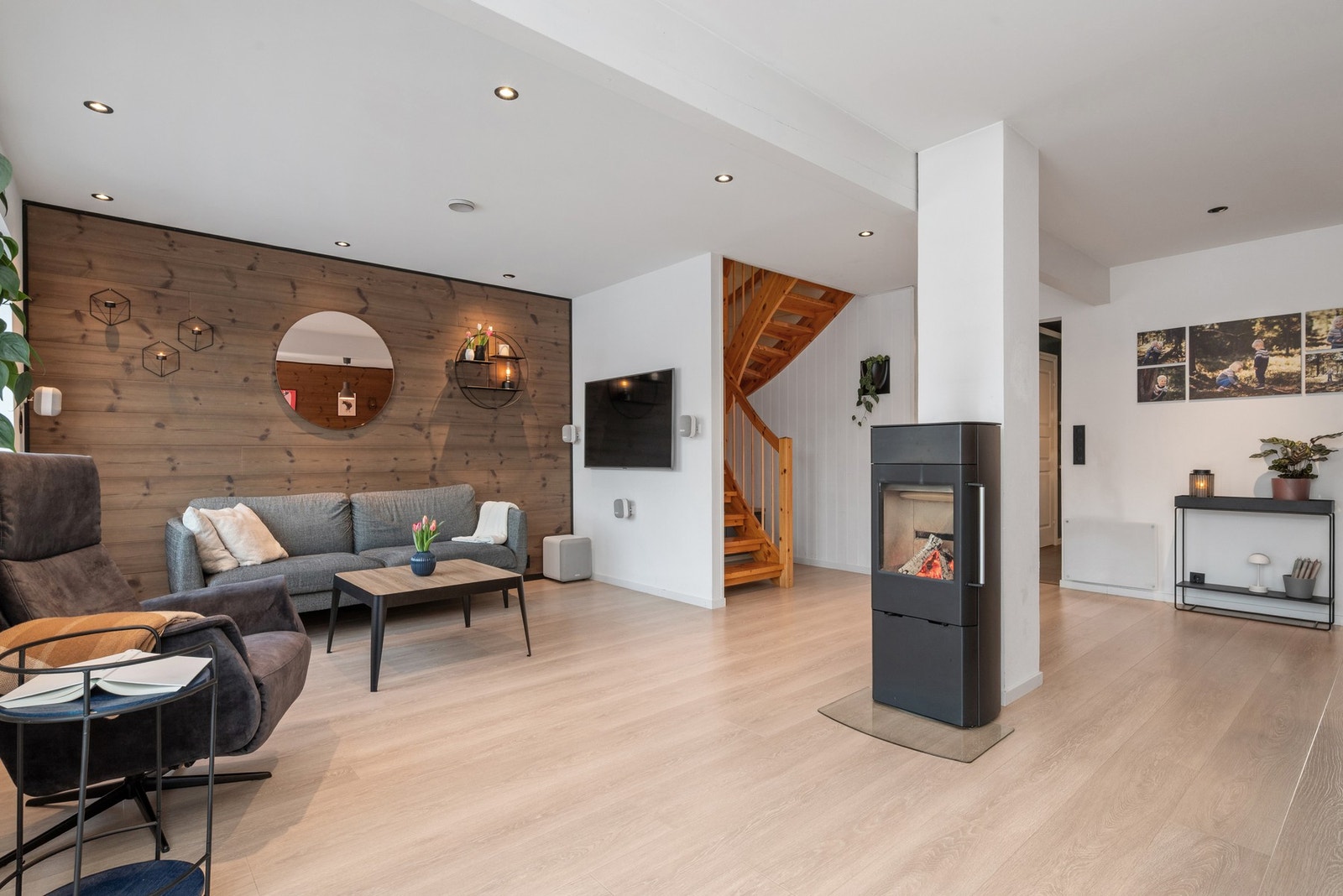 Stue/spisestue på 42m² med vedovn. Galleribilde