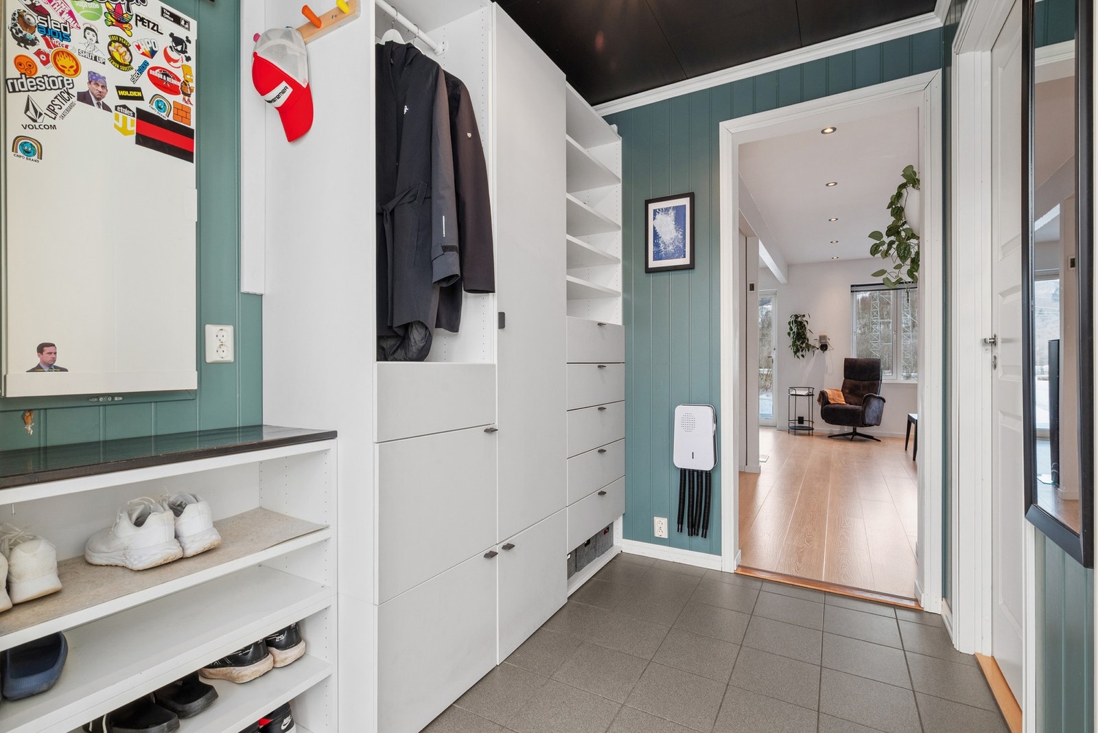 Entré med godt med lagring i hyller og skap. Galleribilde