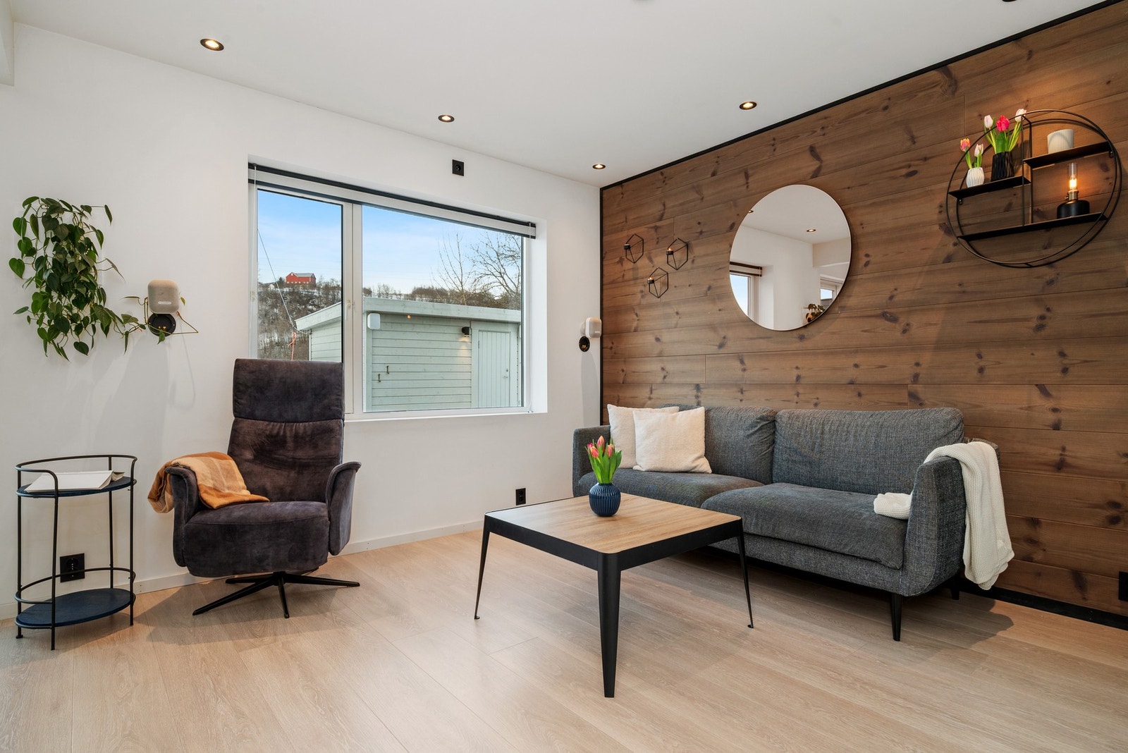 Nye overflater på stue, samt lys og el-anlegg fra 2020. Galleribilde