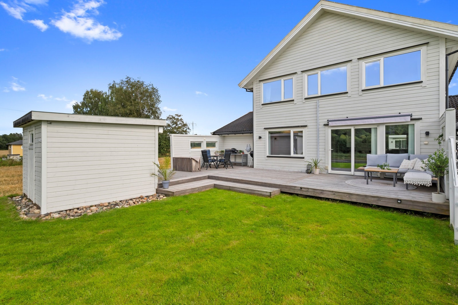 Terrassen ved bakgården er på 50 m². Det ble satt opp ny platting foran og bak huset i 2018. Galleribilde