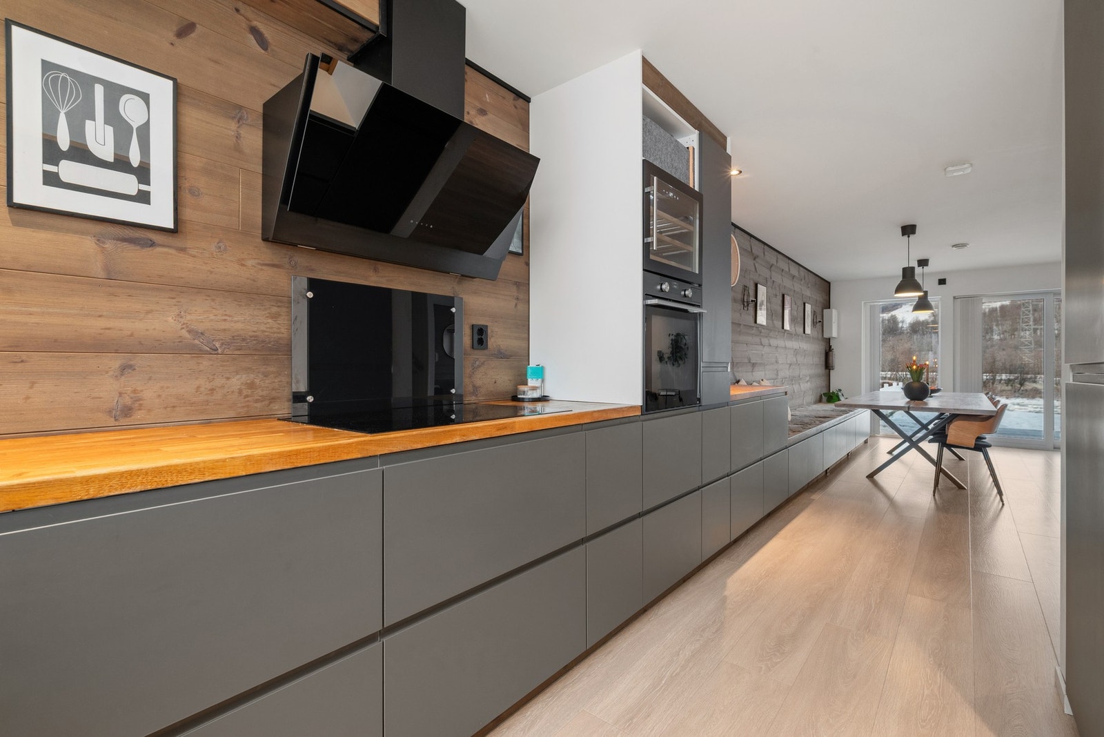 Kjøkkenet har godt meg oppbevaring og benkeplass. Galleribilde