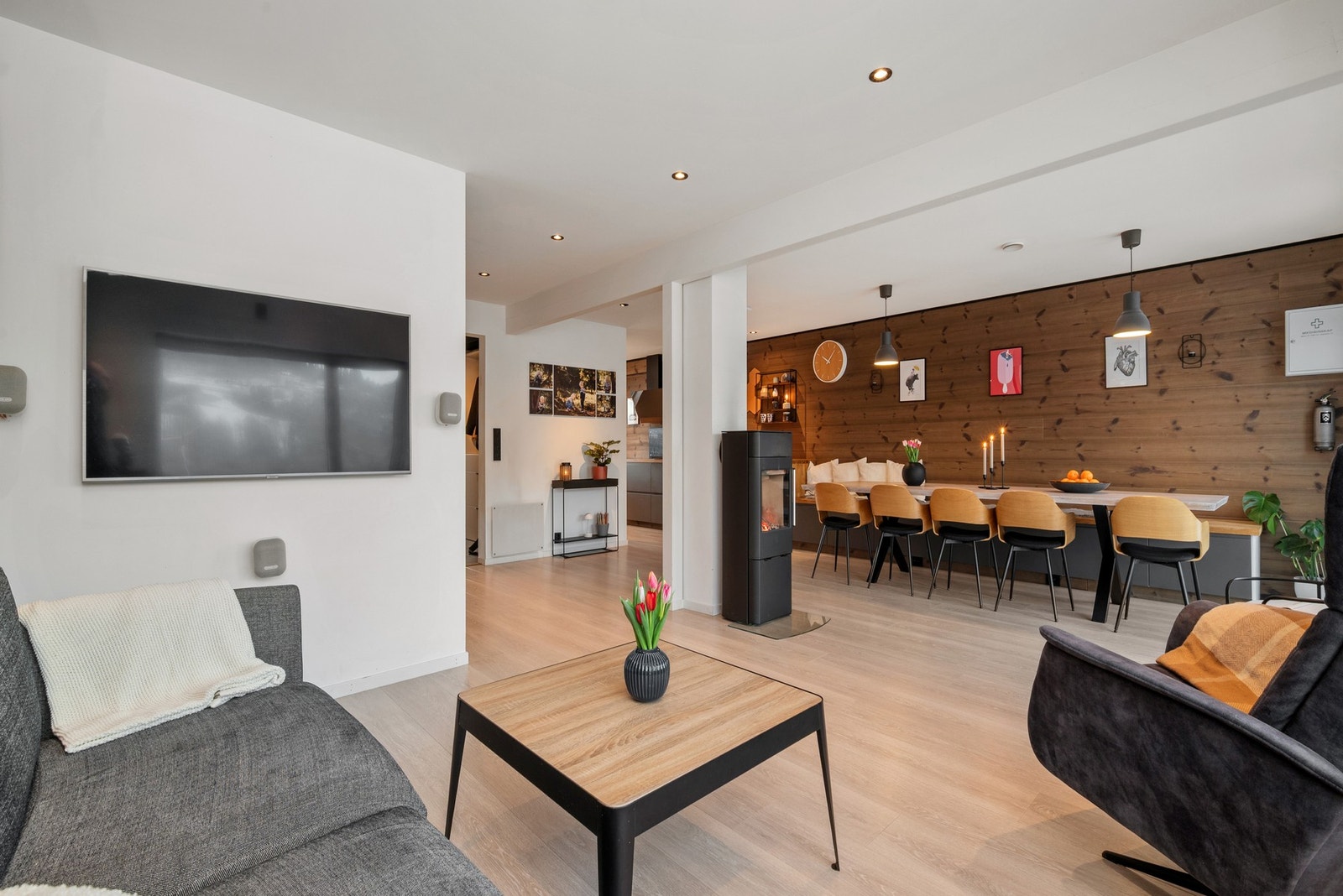 Det er delvis åpen stue/kjøkkenløsning. Med god plass til stor spisebord. Galleribilde