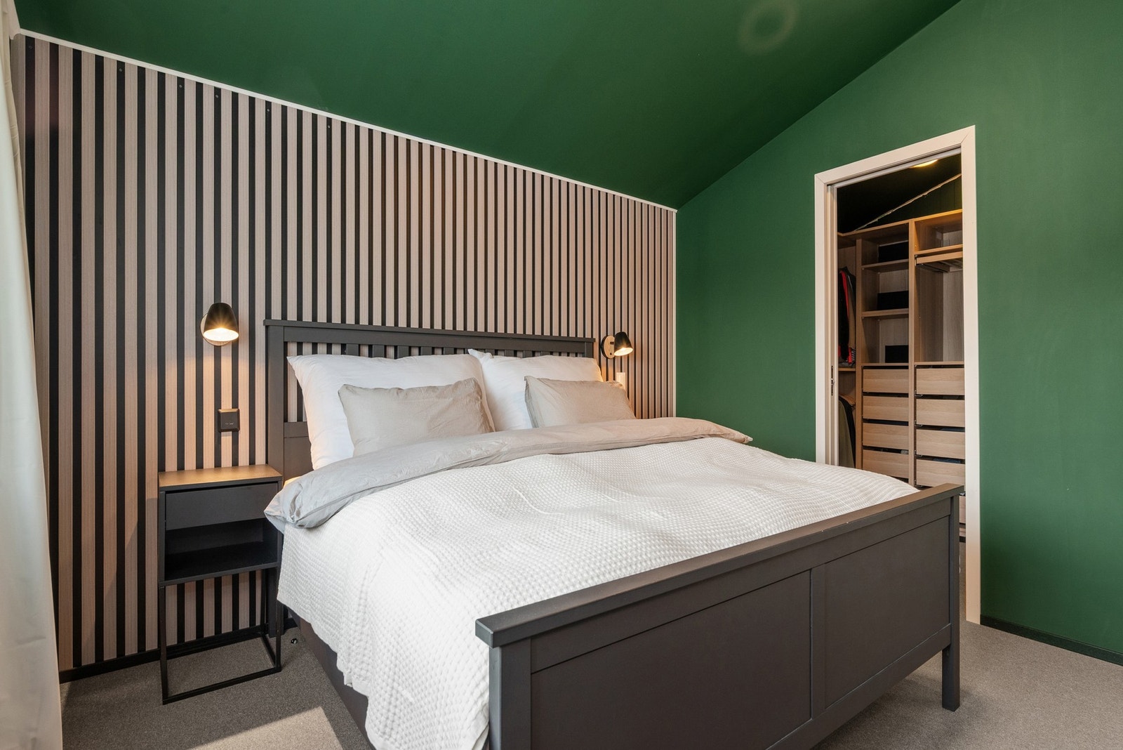 Hovedsoverommet på 13 kvm har tilgang til walk-in garderobe på 5 kvm. Galleribilde