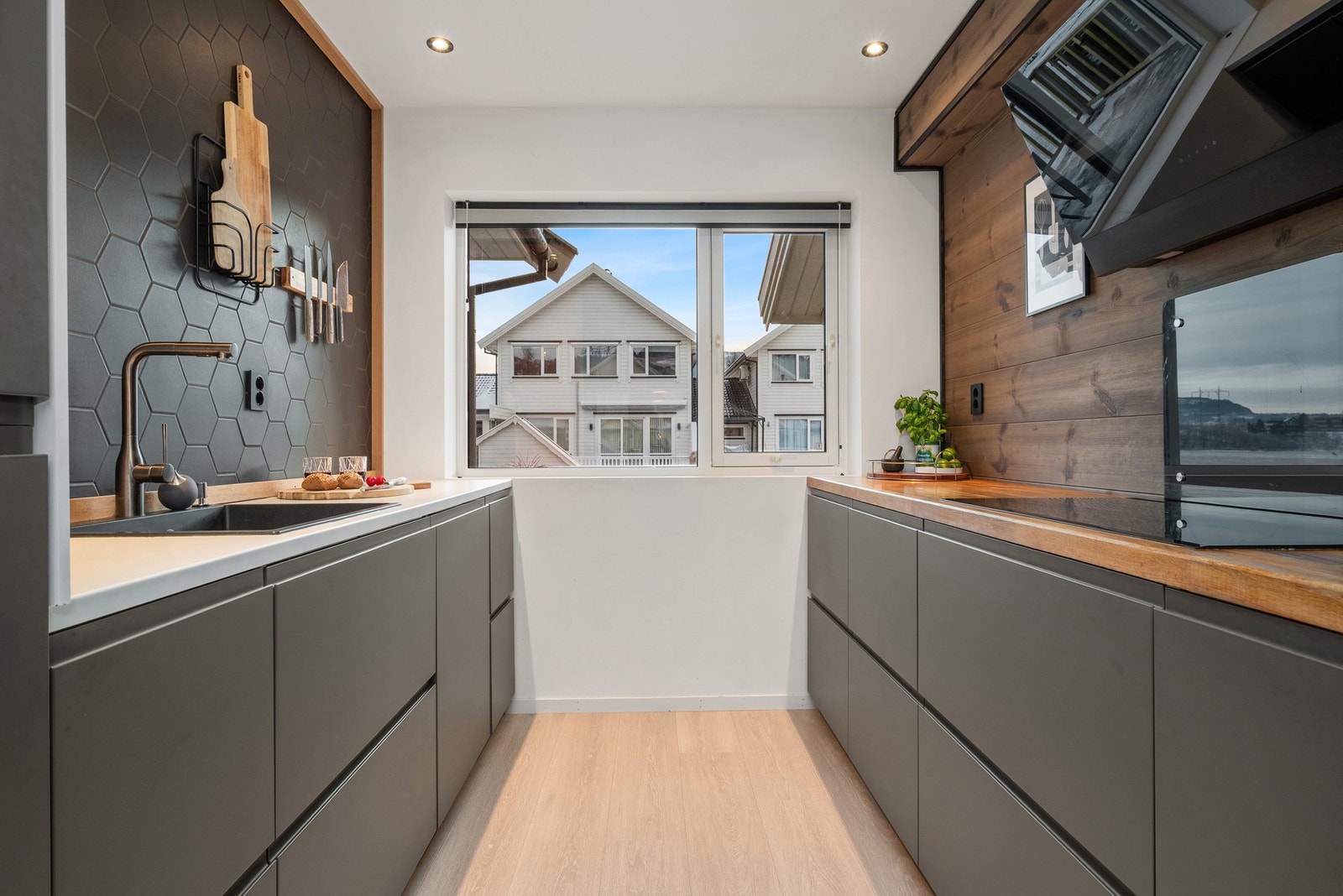 Kjøkkenet er fra 2020 og er på 10 kvm. Galleribilde