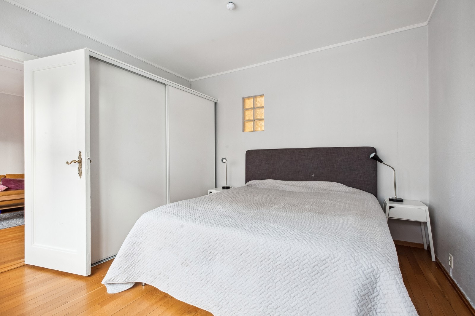 1 av soverommene med stor garderobe. Galleribilde