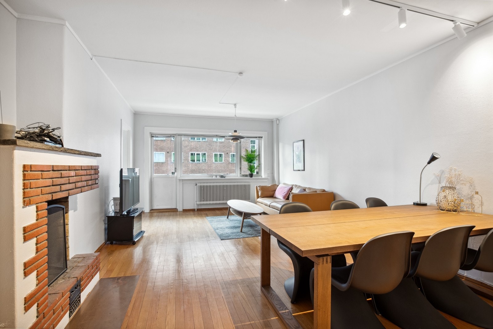 Romslig stue med utgang til balkong og plass til både sofa og spisebord. Galleribilde