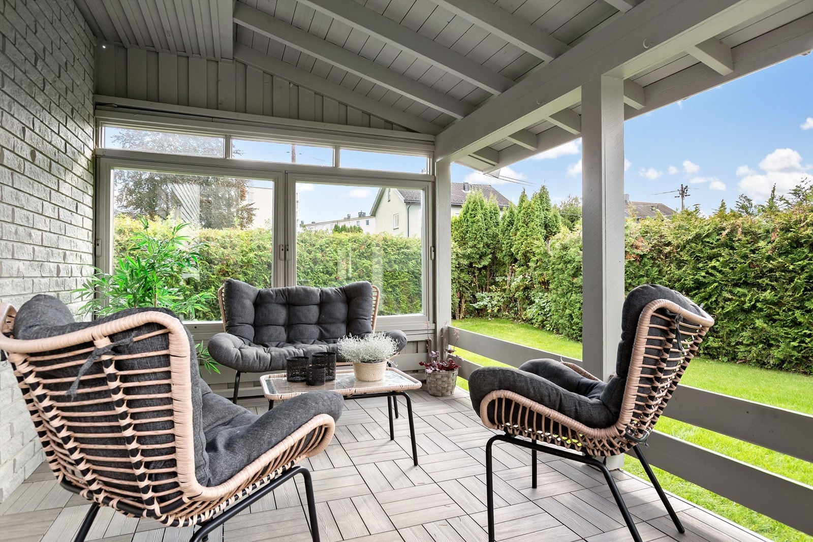 Terrassen er delvis innglasset, noe som skaper et lunt og behagelig uterom. Galleribilde