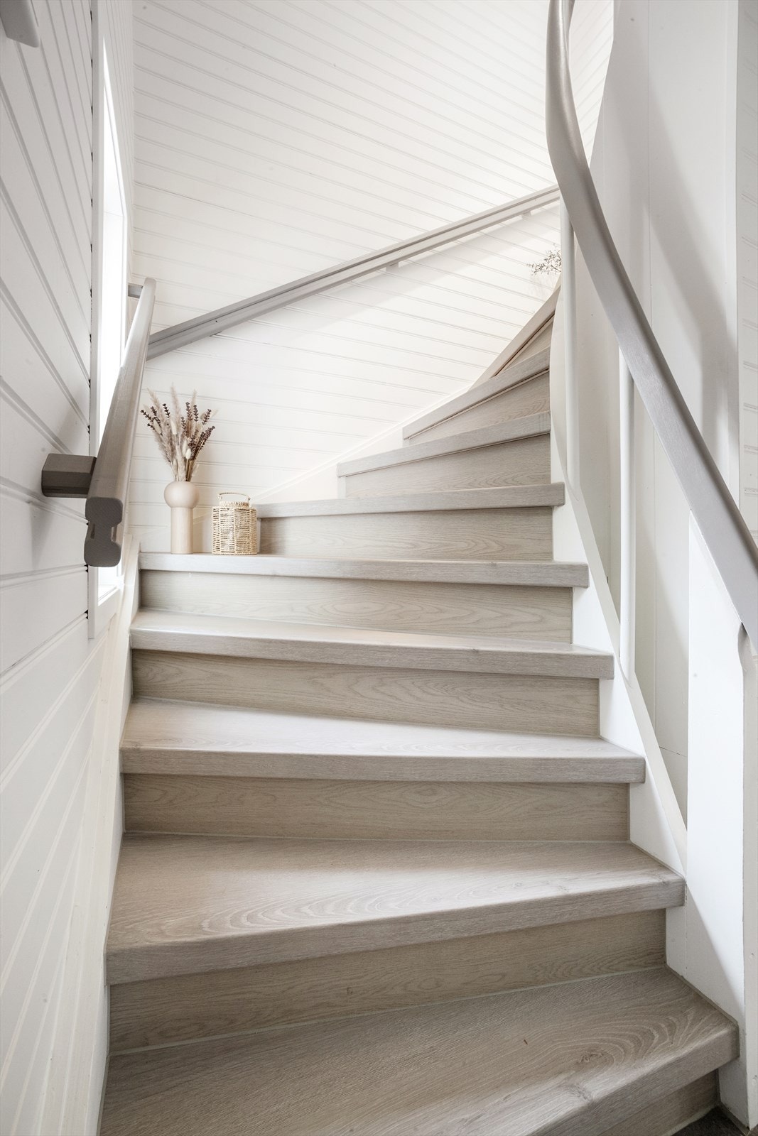 Trapp oppgradert i 2025 med nye overflater i trinn. Galleribilde