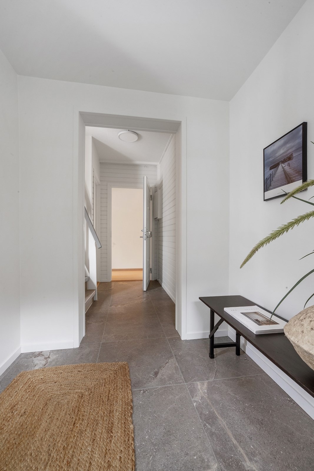 Innbydende flislagt entré med varme i gulv og plass til knaggrekker, skoskap og sittebenk. Galleribilde