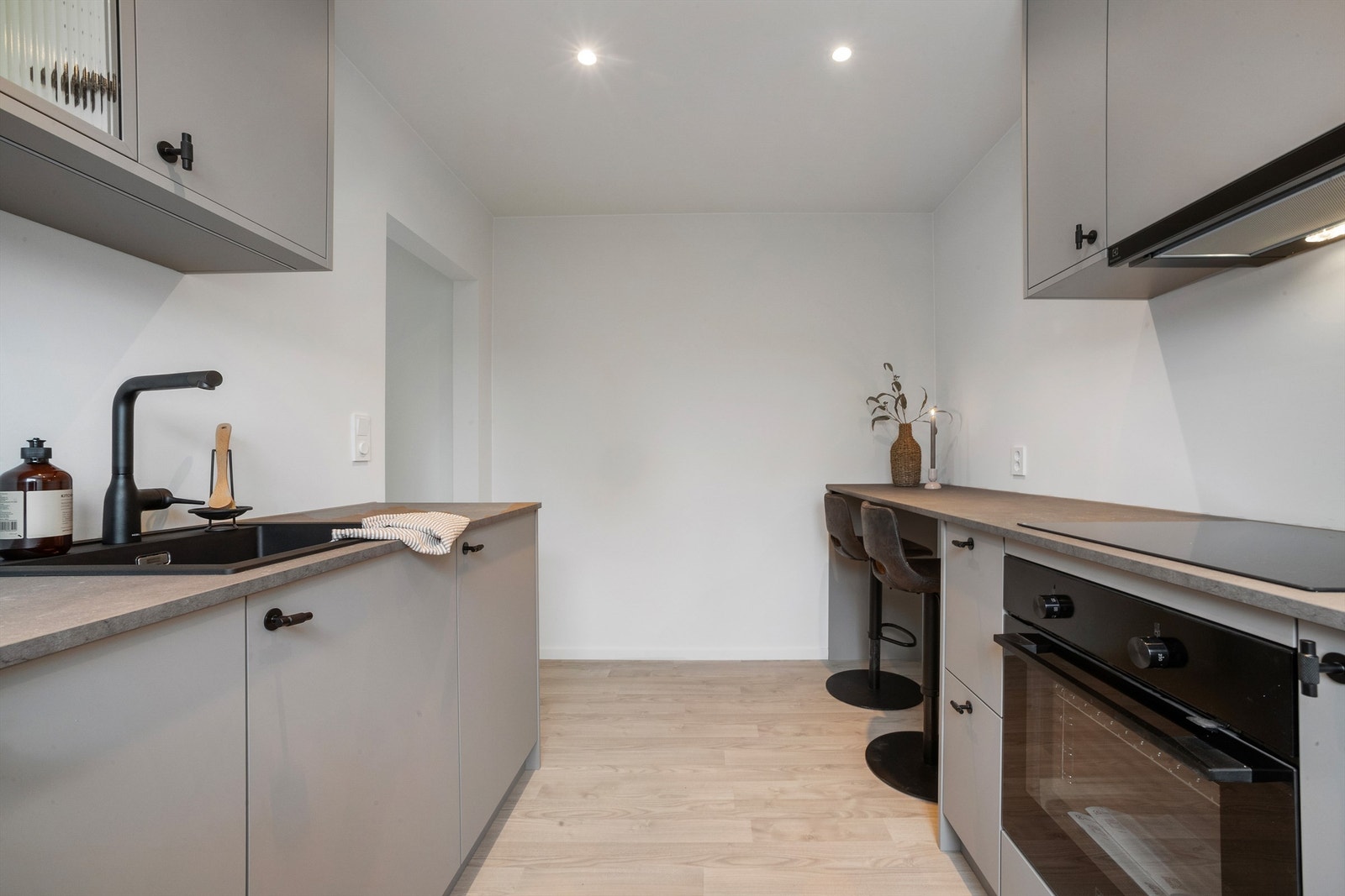 Forlengelsen av benkeplaten gir mulighet for sitteplasser. Galleribilde