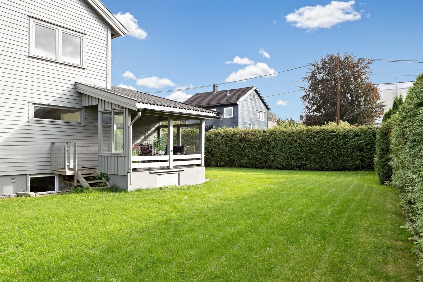 Tomt på ca. 790 kvm som er pent opparbeidet med gressplen, grus og hekk. Galleribilde