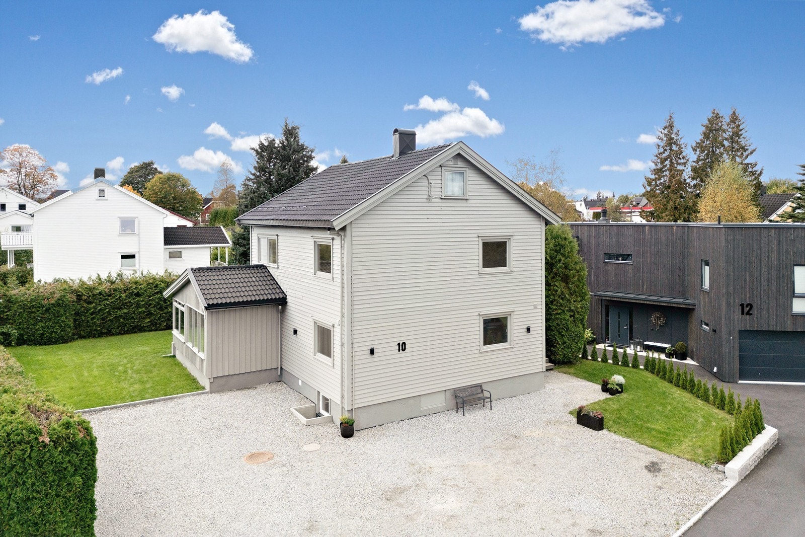 Gode parkeringsmuligheter på egen opparbeidet gårdsplass. Galleribilde