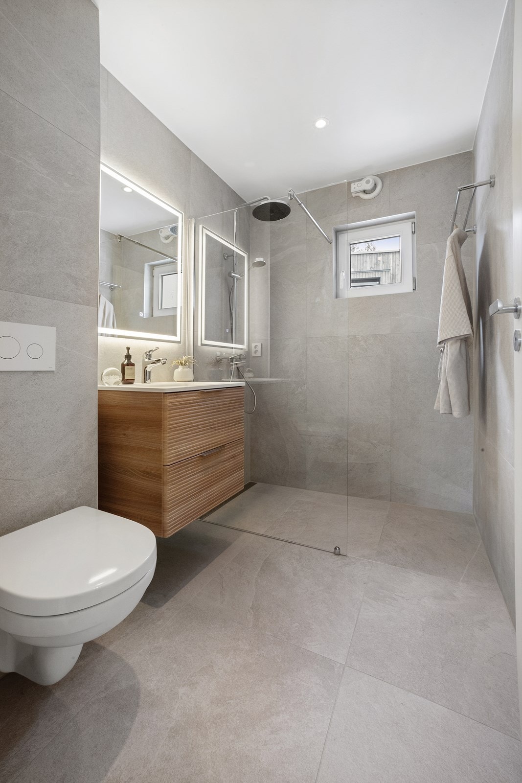 Delikat bad fra 2025 innredet med vegghengt baderomsinnredning. Galleribilde