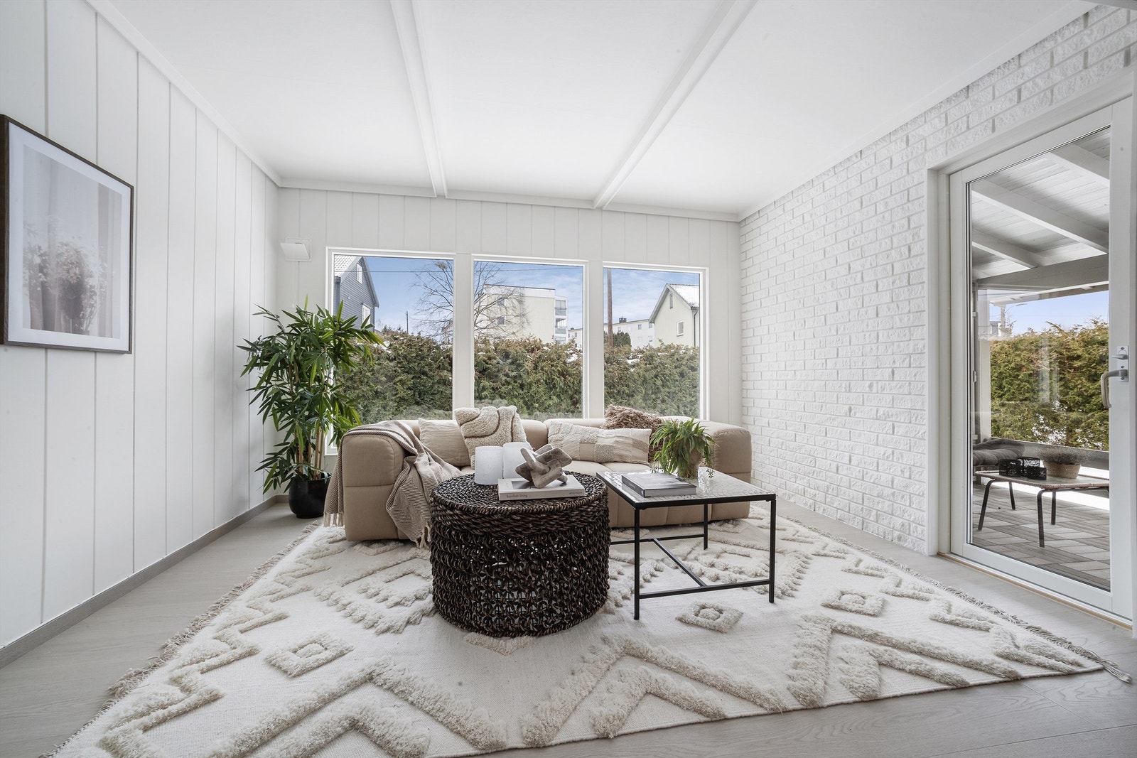 Store vindusflater bidrar til en lys og luftig atmosfære. Galleribilde