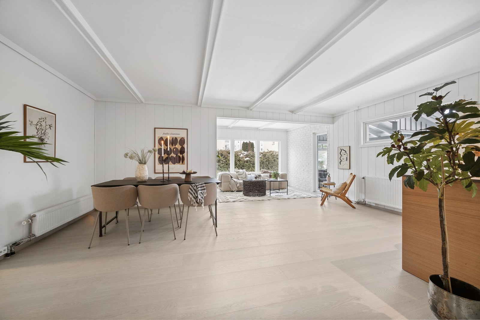 Stuen har en fin planløsning med gode møbleringsmuligheter. Galleribilde