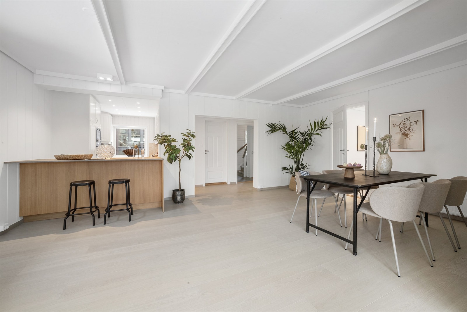 Moderne kjøkkenøy fra 2025 som gir større benkeplass og sitteplasser. Galleribilde