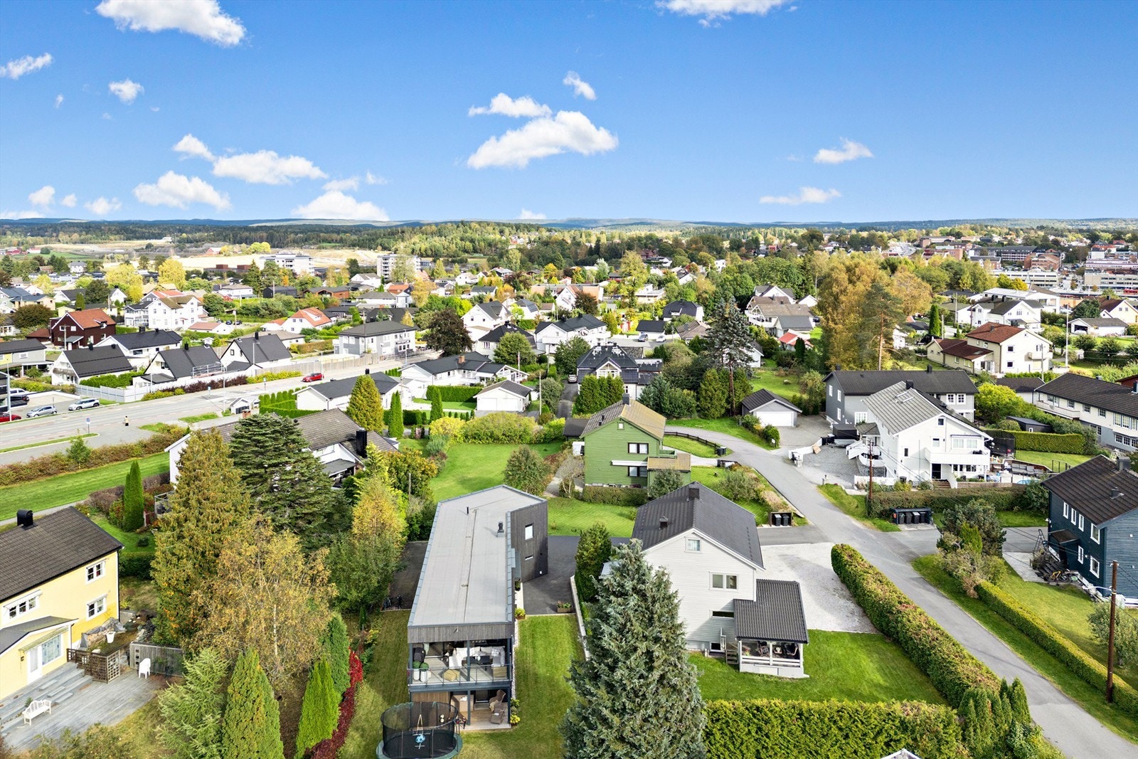 Boligen ligger i et barnevennlig og populært boligområde på Finstad Galleribilde