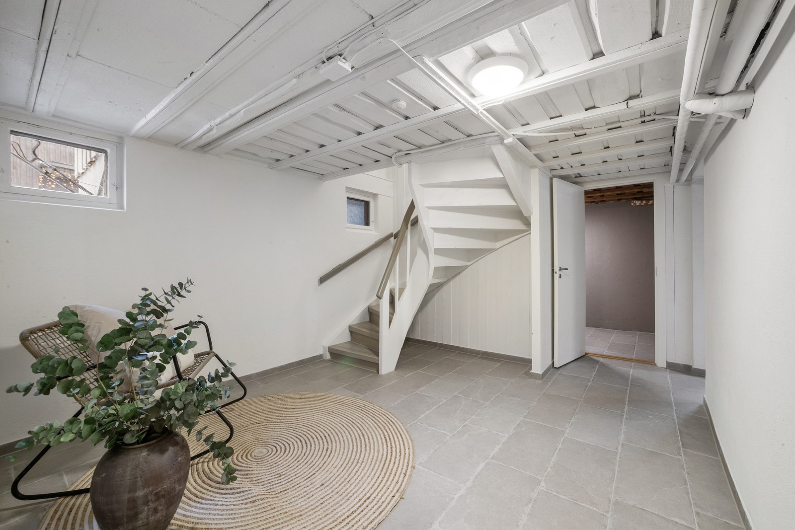 Trappeadkomst til underetasjen. Galleribilde