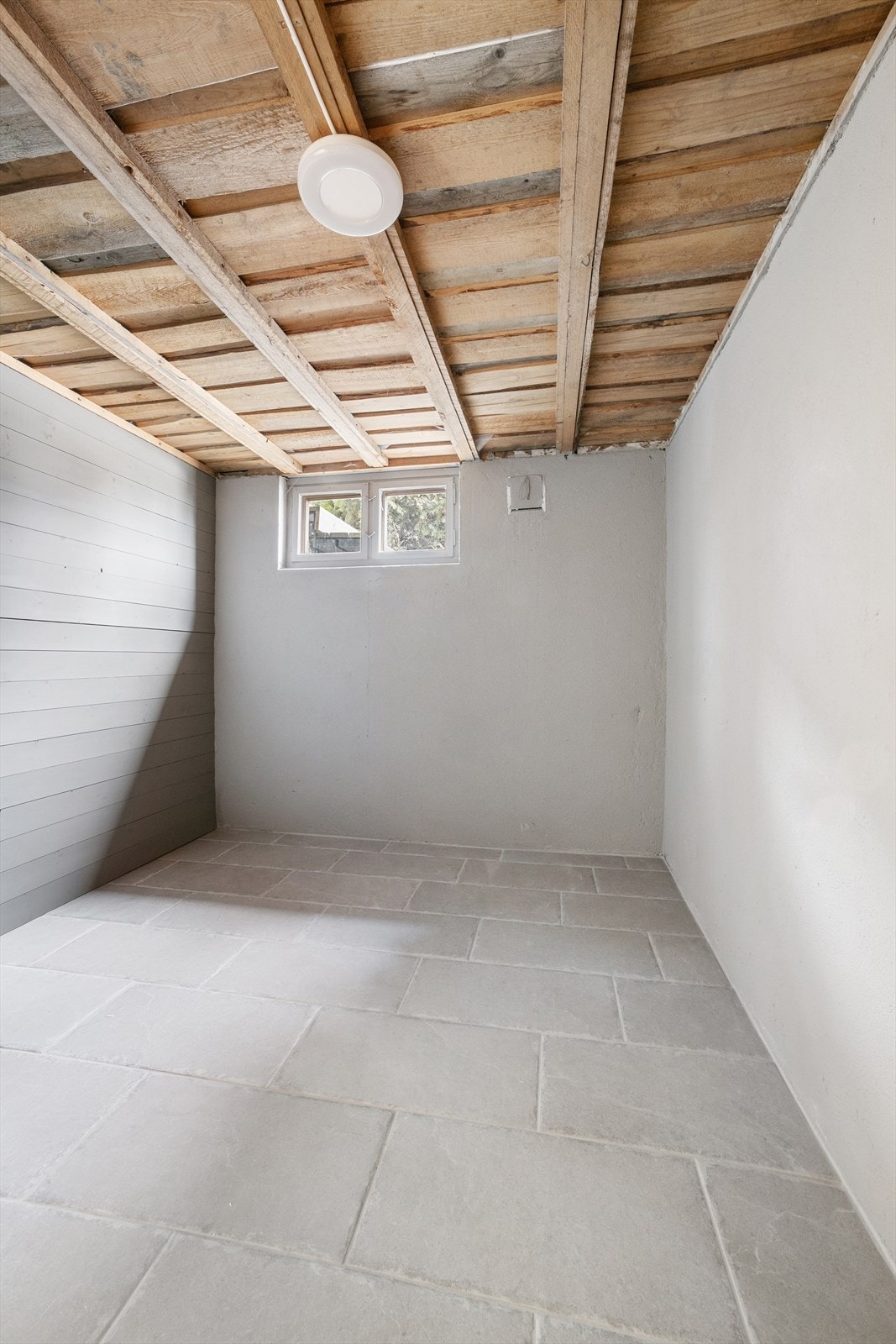 Stor bod som kan innredes med hylleløsning for oppbevaring. Galleribilde