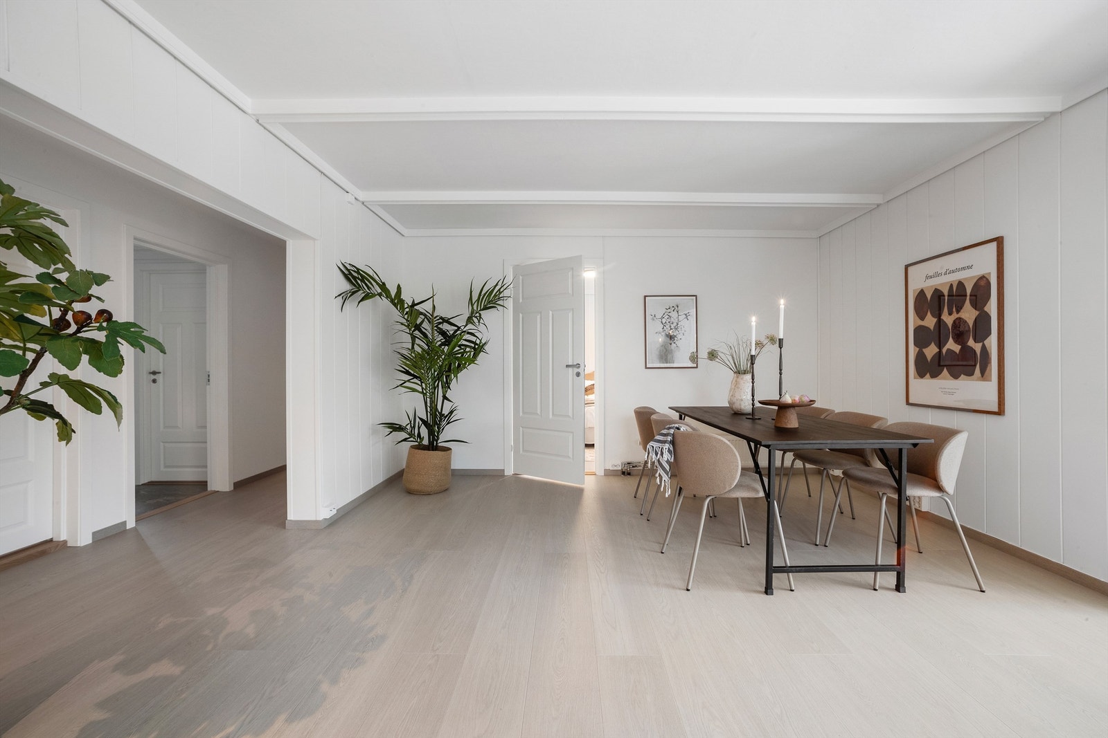 I stuen er det lagt nytt gulv og alle overflater er nymalt. Galleribilde