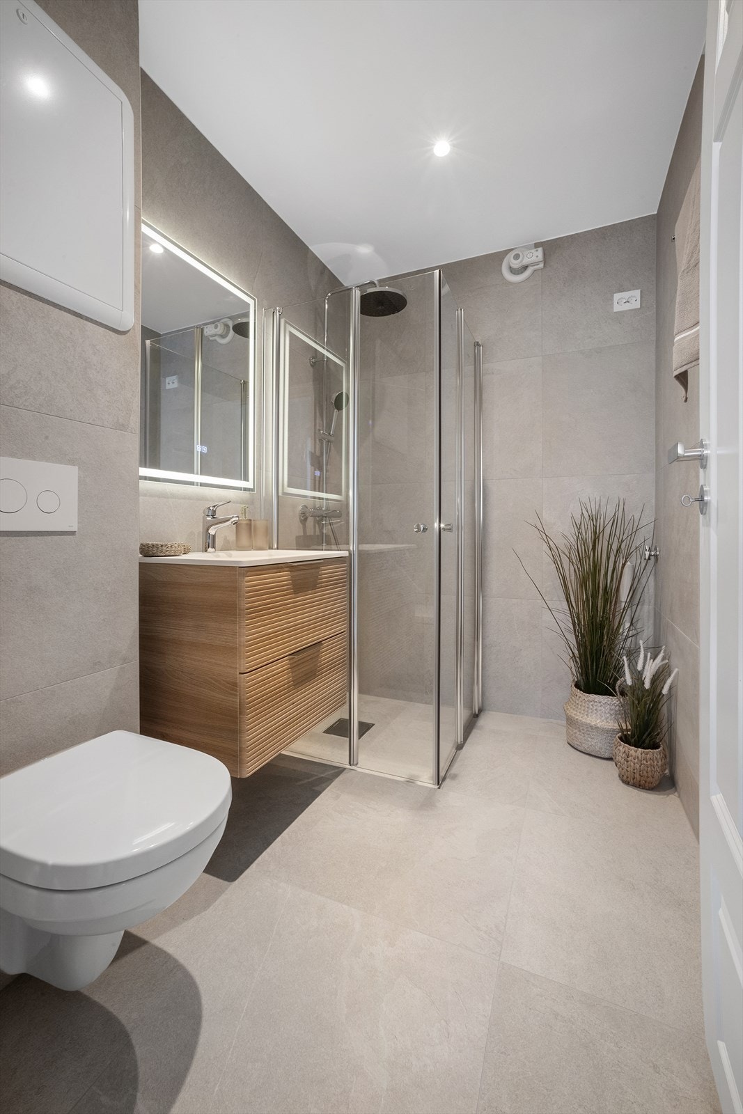 Delikat bad fra 2025 med dusjnisje og vegghengt toalett. Galleribilde