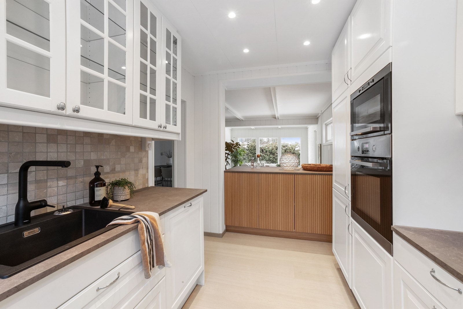 Kjøkkenet er utstyrt med integrerte hvitevarer som oppvaskmaskin, platetopp, stekeovn, mikro og kombiskap kjøl/frys. Galleribilde