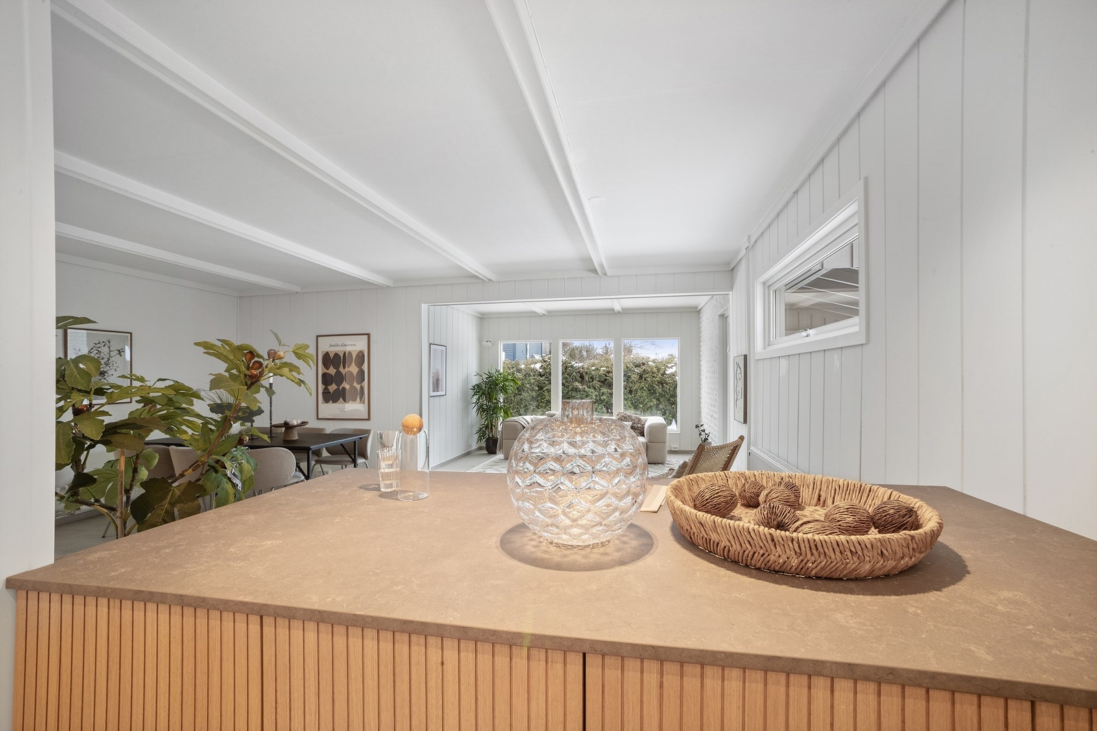 Moderne kjøkkenøy fra 2025 som gir større arbeidsflate og mer oppbevaringsplass. Galleribilde